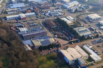 Buschurweg mit Zeich Metallbau GmbH, ArcoSYS Computervertriebs GmbH, Frey Metalltechnik, Inh. Dipl.-Ing. Matthias Frey e.K. und PLAY POINT Spielhalle im Ortsteil Minderslachen in Kandel im Bundesland Rheinland-Pfalz, Deutschland von oben