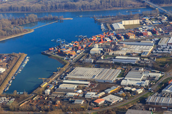 Germersheimer Hafen mit Smurfit Westrock Wellpappe Südwest und Eura Glasrecycling GmbH & Co.KG im Bundesland Rheinland-Pfalz, Deutschland