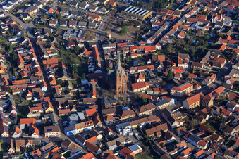 Kirche St. Vitus in der Ortsmitte im Ortsteil Rheinsheim in Philippsburg im Bundesland Baden-Württemberg, Deutschland