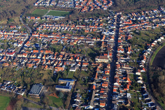 Rheinstraße und Franz-Christoph-von-Hutten Grundschule im Ortsteil Huttenheim in Philippsburg im Bundesland Baden-Württemberg, Deutschland