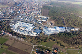 Schrägluftbild von Erweiterungs - Neubau - Baustelle an den Gebäuden und Produktionshallen des Werksgelände der SEW-EURODRIVE GmbH & Co KG in Graben-Neudorf im Bundesland Baden-Württemberg, Deutschland