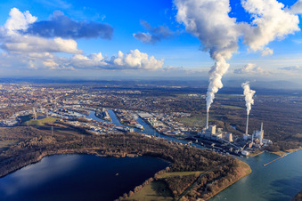 Große Abgas/Dampffahne der EnBW Energie Baden-Württemberg AG, Rheinhafen-Dampfkraftwerk Karlsruhe an den Karlsruher Rheinhäfen im Winter aus Norden im Ortsteil Daxlanden, Deutschland