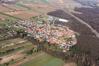 Schaffhouse-près-Seltz im Bundesland Bas-Rhin, Frankreich von der Drohne aus gesehen