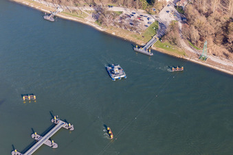 Fahrt eines Fähr- Schiffes Solar-Rheinfähre in Plittersdorf in Rastatt im Bundesland Baden-Württemberg, Deutschland