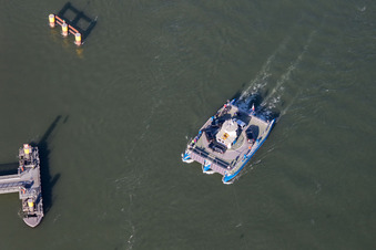 Schrägluftbild von Fahrt eines Fähr- Schiffes Solar-Rheinfähre in Plittersdorf in Rastatt im Bundesland Baden-Württemberg, Deutschland