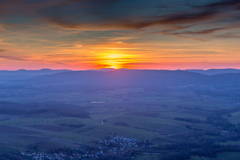 Sonnenuntergang über der Landschaft der Nord-Vogesen in Ingolsheim in Grand Est im Bundesland Bas-Rhin, Frankreich