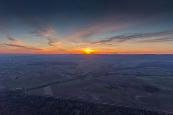 Sonnenuntergang über den Nord-Vogesen in Seebach im Bundesland Bas-Rhin, Frankreich