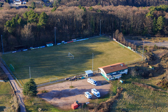 Fußballplatz am Waldrand des SV 1946 Dörrenbach Fußballverein und Wohnmobil-Stellplatz Dörrenbach im Bundesland Rheinland-Pfalz, Deutschland