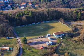 Luftbild von Fußballplatz am Waldrand des SV 1946 Dörrenbach Fußballverein und Wohnmobil-Stellplatz Dörrenbach im Bundesland Rheinland-Pfalz, Deutschland
