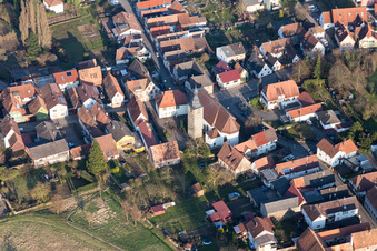 Schrägluftbild von Ortsteil Pleisweiler in Pleisweiler-Oberhofen im Bundesland Rheinland-Pfalz, Deutschland