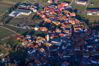 Kirchgasse mit Friedhof und St. Ludwig Kirche und Lagerhallen des Weingut Ehrhart in Eschbach im Bundesland Rheinland-Pfalz, Deutschland