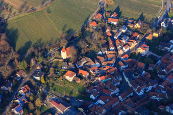 Martinskirche und Sonnenbergstr in Leinsweiler im Bundesland Rheinland-Pfalz, Deutschland