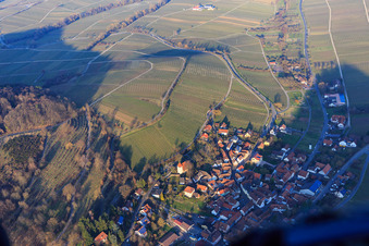 Luftbild von Martinskirche und Sonnenbergstr in Leinsweiler im Bundesland Rheinland-Pfalz, Deutschland