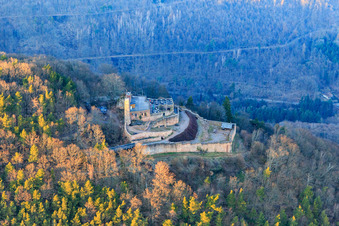 Burgruine Rietburg aus Süden im Winter in Rhodt unter Rietburg im Bundesland Rheinland-Pfalz, Deutschland