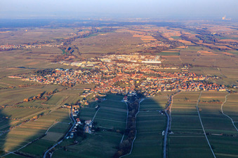 Stadtansicht im Winter aus Westen in Edenkoben im Bundesland Rheinland-Pfalz, Deutschland