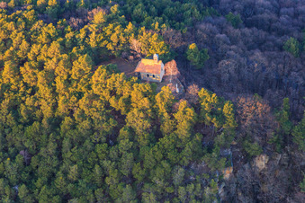 Luftaufnahme von Mariä Schutzkapelle auf dem Wetterkreuzberg in Maikammer im Bundesland Rheinland-Pfalz, Deutschland