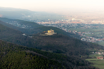 Schrägluftbild von Hambacher Schloss im Ortsteil Diedesfeld in Neustadt an der Weinstraße im Bundesland Rheinland-Pfalz, Deutschland