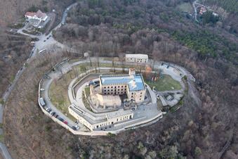 Oberhambach, Hambacher Schloss im Ortsteil Diedesfeld in Neustadt an der Weinstraße im Bundesland Rheinland-Pfalz, Deutschland von oben