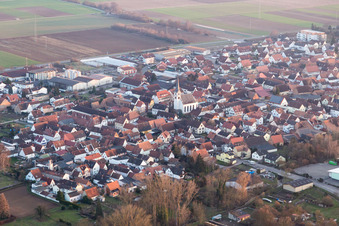 Drohnenaufname von Ortsteil Niederhochstadt in Hochstadt im Bundesland Rheinland-Pfalz, Deutschland