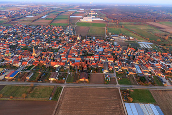 Hauptstraße aus Westen in Zeiskam im Bundesland Rheinland-Pfalz, Deutschland
