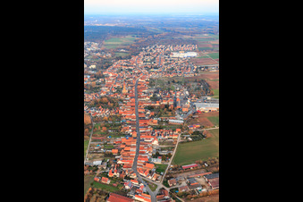 Hauptstraße aus Westen in Bellheim im Bundesland Rheinland-Pfalz, Deutschland