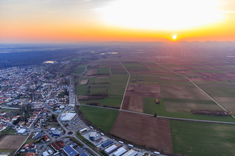 Sonnenuntergang über dem Gollenberg aus Osten in Rülzheim im Bundesland Rheinland-Pfalz, Deutschland