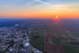 Luftbild von Sonnenuntergang über dem Gollenberg aus Osten in Rülzheim im Bundesland Rheinland-Pfalz, Deutschland