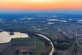 Luftaufnahme von Sonnenuntergang am Althrein aus Osten in Neupotz im Bundesland Rheinland-Pfalz, Deutschland
