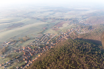 Offwiller im Bundesland Bas-Rhin, Frankreich von der Drohne aus gesehen