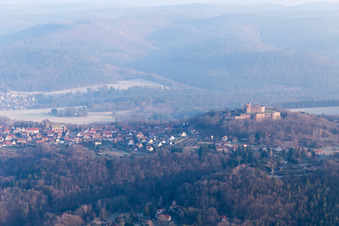 Luftbild von Lichtenberg, Burgruine des Château de Lichtenberg in den Nordvogesen im Bundesland Bas-Rhin, Frankreich