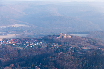 Luftaufnahme von Lichtenberg, Burgruine des Château de Lichtenberg in den Nordvogesen im Bundesland Bas-Rhin, Frankreich