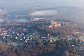 Schrägluftbild von Lichtenberg, Burgruine des Château de Lichtenberg in den Nordvogesen im Bundesland Bas-Rhin, Frankreich