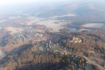 Lichtenberg, Burgruine des Château de Lichtenberg in den Nordvogesen im Bundesland Bas-Rhin, Frankreich aus der Vogelperspektive