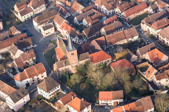 Schrägluftbild von Neuwiller-lès-Saverne im Bundesland Bas-Rhin, Frankreich