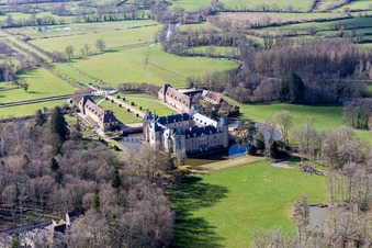 Sully, Wasserschloss Château Sully im Burgund im Bundesland Saône-et-Loire, Frankreich
