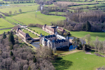 Gebäude und Schloßpark- Anlagen des Wasserschloß Sully in Sully in Bourgogne-Franche-Comte im Bundesland Saône-et-Loire, Frankreich