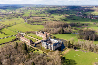 Luftbild von Gebäude und Schloßpark- Anlagen des Wasserschloß Sully in Sully in Bourgogne-Franche-Comte im Bundesland Saône-et-Loire, Frankreich