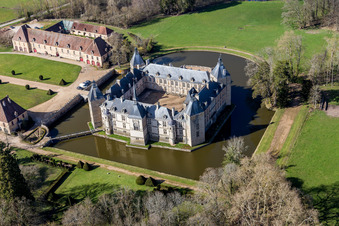 Luftaufnahme von Sully, Wasserschloss Château Sully im Burgund im Bundesland Saône-et-Loire, Frankreich