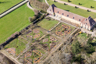 Schrägluftbild von Sully, Wasserschloss Château Sully im Burgund im Bundesland Saône-et-Loire, Frankreich