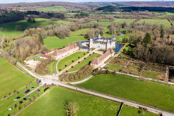 Sully, Wasserschloss Château Sully im Burgund im Bundesland Saône-et-Loire, Frankreich vom Flugzeug aus