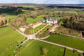 Sully, Wasserschloss Château Sully im Burgund im Bundesland Saône-et-Loire, Frankreich aus der Vogelperspektive