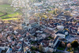 Luftbild von Kirchengebäude der mittelalterlichen Kathedrale Saint-Lazare in Autun in Bourgogne-Franche-Comte im Ortsteil Parc Sud-Moulin du Vallon im Bundesland Saône-et-Loire, Frankreich