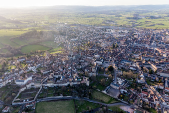 Autun (Burgund) im Bundesland Saône-et-Loire, Frankreich aus der Drohnenperspektive