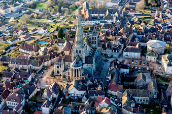 Luftaufnahme von Kirchengebäude der mittelalterlichen Kathedrale Saint-Lazare in Autun in Bourgogne-Franche-Comte im Ortsteil Parc Sud-Moulin du Vallon im Bundesland Saône-et-Loire, Frankreich