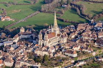 Schrägluftbild von Kirchengebäude der mittelalterlichen Kathedrale Saint-Lazare in Autun in Bourgogne-Franche-Comte im Ortsteil Parc Sud-Moulin du Vallon im Bundesland Saône-et-Loire, Frankreich