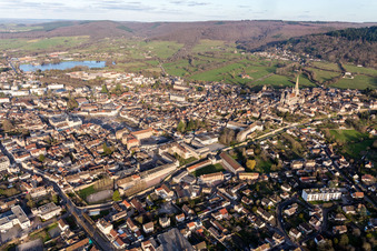Drohnenaufname von Autun (Burgund) im Bundesland Saône-et-Loire, Frankreich