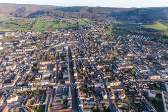 Autun (Burgund) im Bundesland Saône-et-Loire, Frankreich von einer Drohne aus