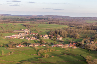 Luftbild von Morlet , Château de Morlet im Burgund im Bundesland Saône-et-Loire, Frankreich