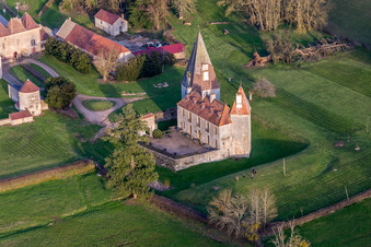 Burganlage des Schloß Château de Morlet in Morlet in Bourgogne-Franche-Comte im Bundesland Saône-et-Loire, Frankreich