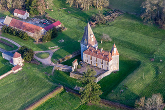 Schrägluftbild von Château de Morlet im Burgund im Bundesland Saône-et-Loire, Frankreich
